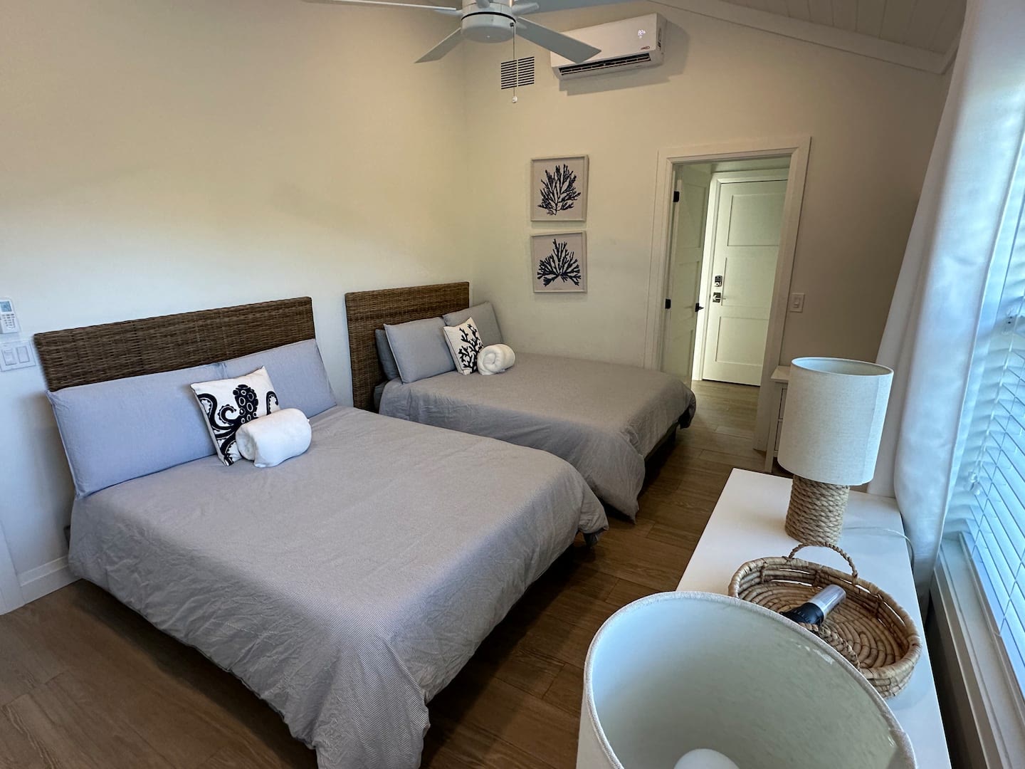 Guest bedroom with twin beds